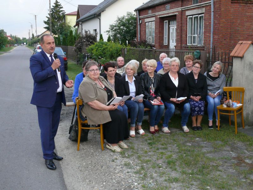 Spotkanie na Dzień Matki przy niezwykłej kapliczce