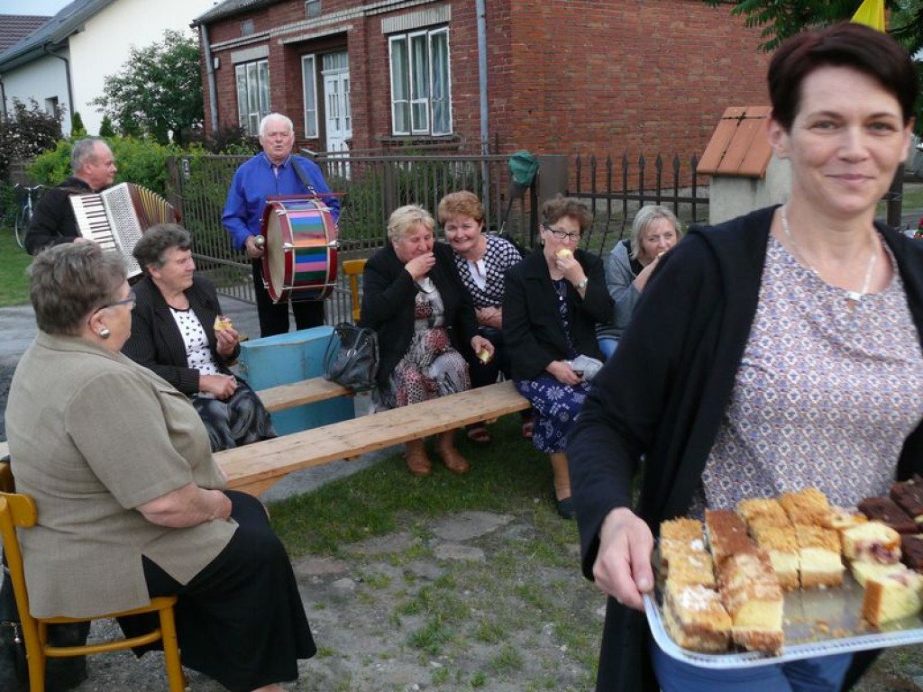 Spotkanie na Dzień Matki przy niezwykłej kapliczce