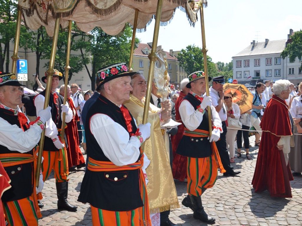 Boże Ciało w Łowiczu: parasole były potrzebne, ale do ochrony przed słońcem