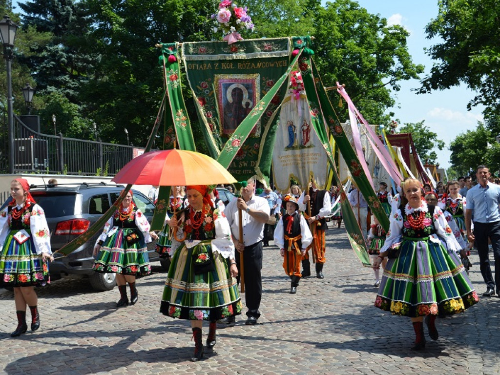Boże Ciało w Łowiczu: parasole były potrzebne, ale do ochrony przed słońcem