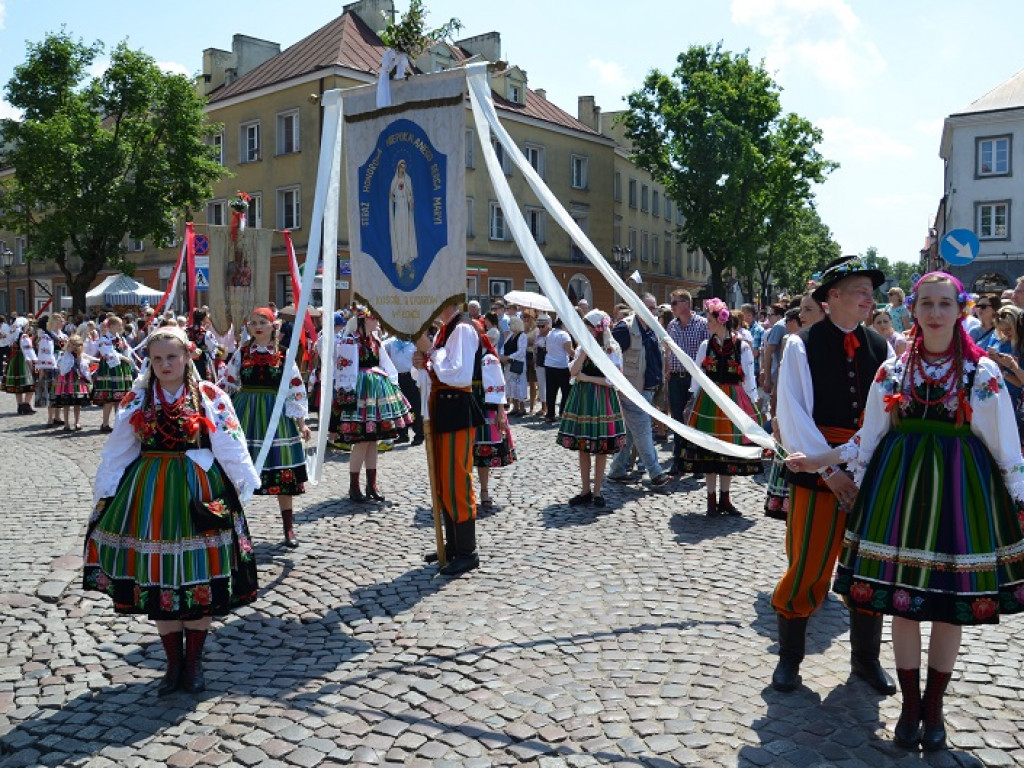 Boże Ciało w Łowiczu: parasole były potrzebne, ale do ochrony przed słońcem