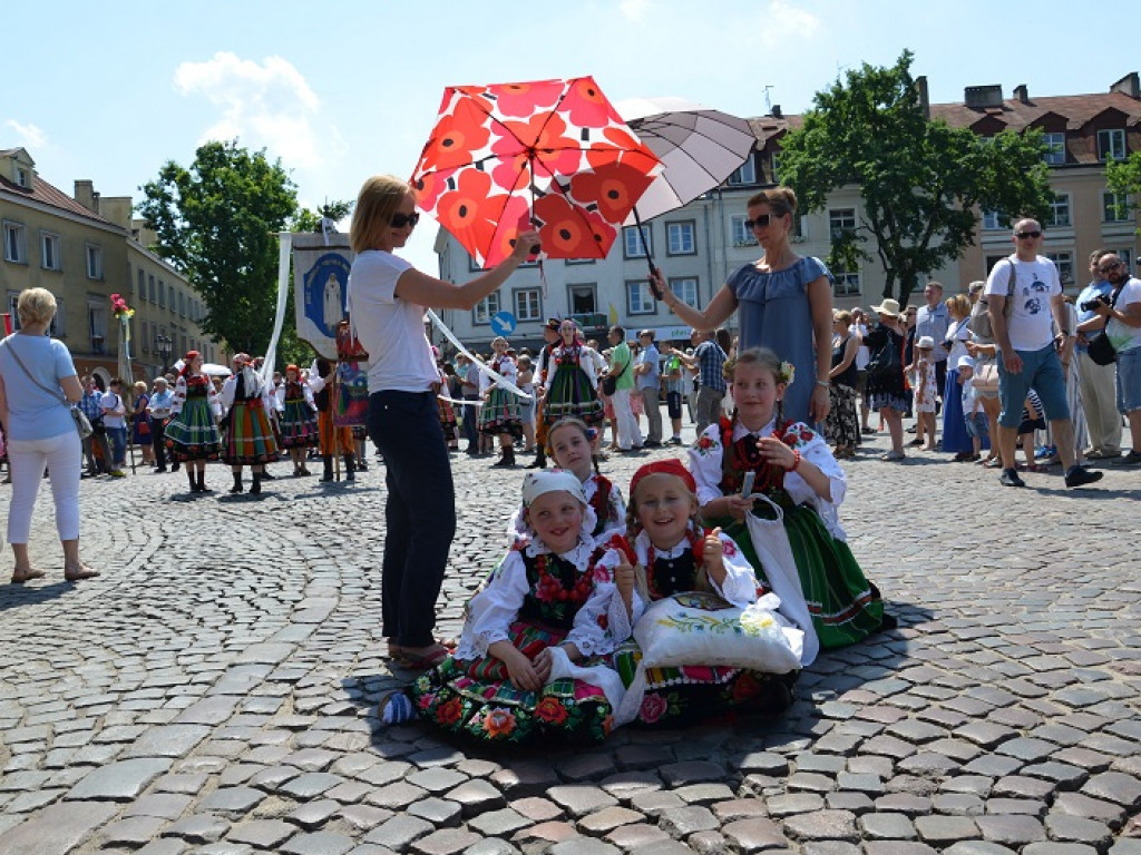 Boże Ciało w Łowiczu: parasole były potrzebne, ale do ochrony przed słońcem