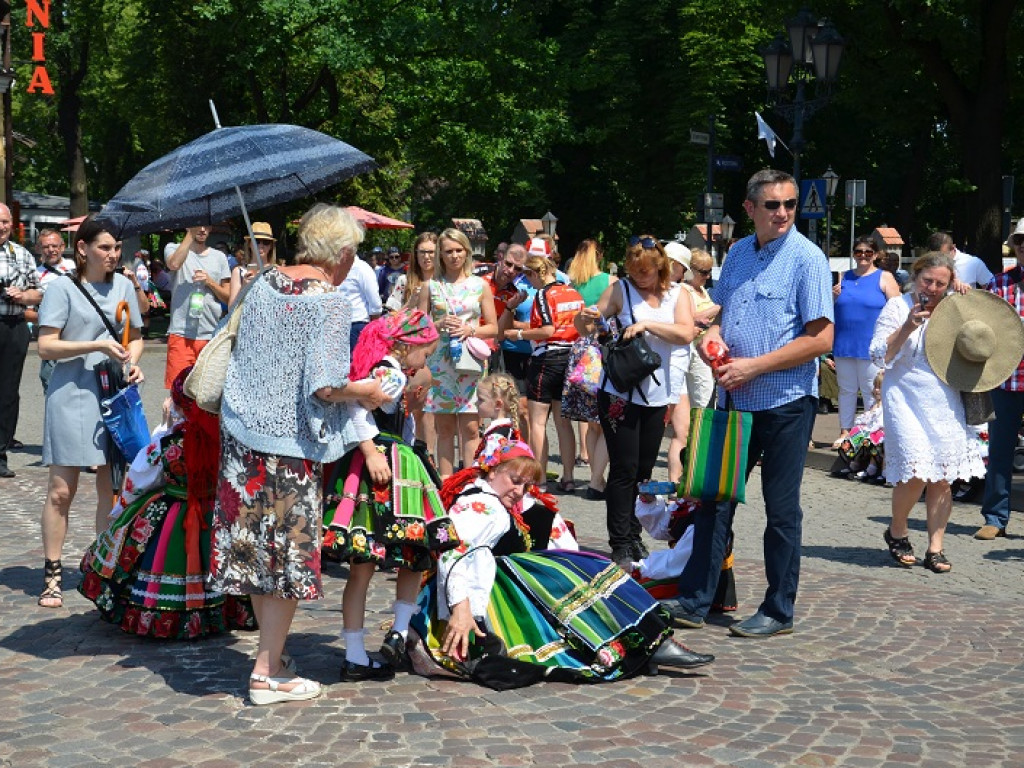 Boże Ciało w Łowiczu: parasole były potrzebne, ale do ochrony przed słońcem