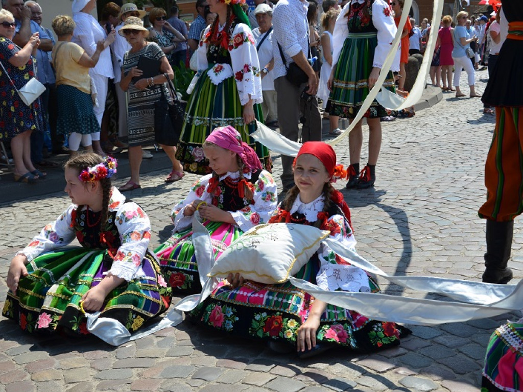 Boże Ciało w Łowiczu: parasole były potrzebne, ale do ochrony przed słońcem