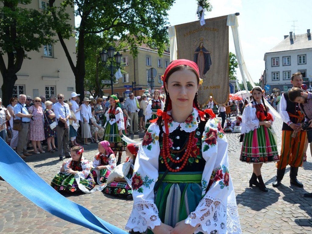 Boże Ciało w Łowiczu: parasole były potrzebne, ale do ochrony przed słońcem