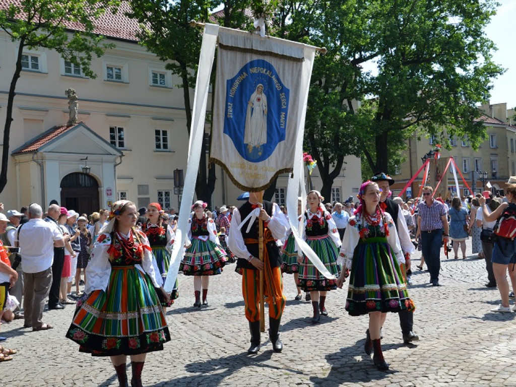 Boże Ciało w Łowiczu: parasole były potrzebne, ale do ochrony przed słońcem