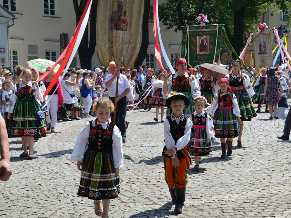 Boże Ciało w Łowiczu: parasole były potrzebne, ale do ochrony przed słońcem