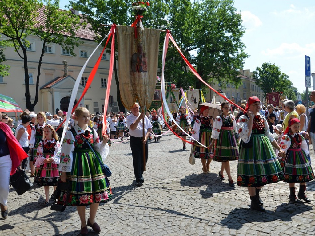 Boże Ciało w Łowiczu: parasole były potrzebne, ale do ochrony przed słońcem