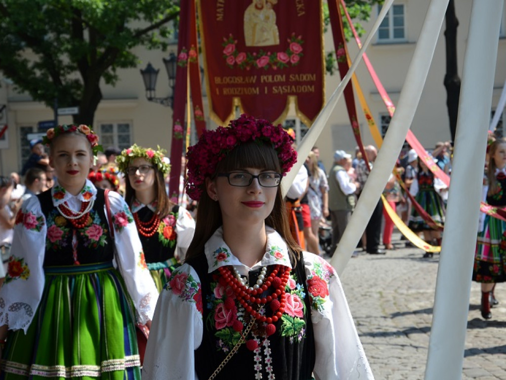 Boże Ciało w Łowiczu: parasole były potrzebne, ale do ochrony przed słońcem