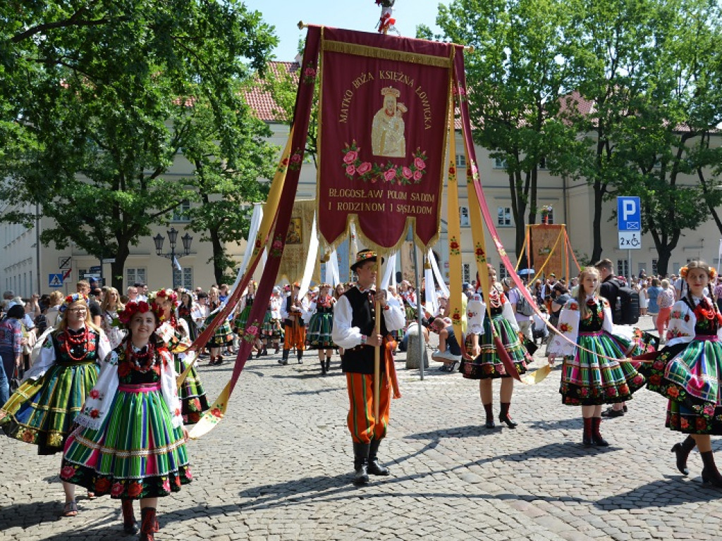 Boże Ciało w Łowiczu: parasole były potrzebne, ale do ochrony przed słońcem