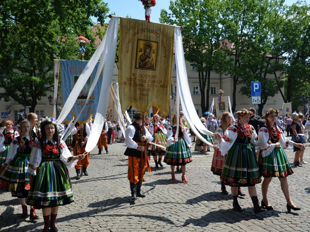 Boże Ciało w Łowiczu: parasole były potrzebne, ale do ochrony przed słońcem