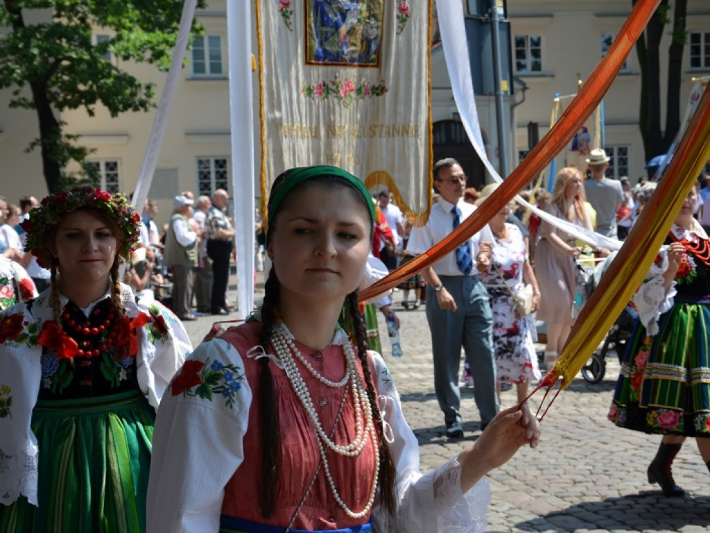 Boże Ciało w Łowiczu: parasole były potrzebne, ale do ochrony przed słońcem