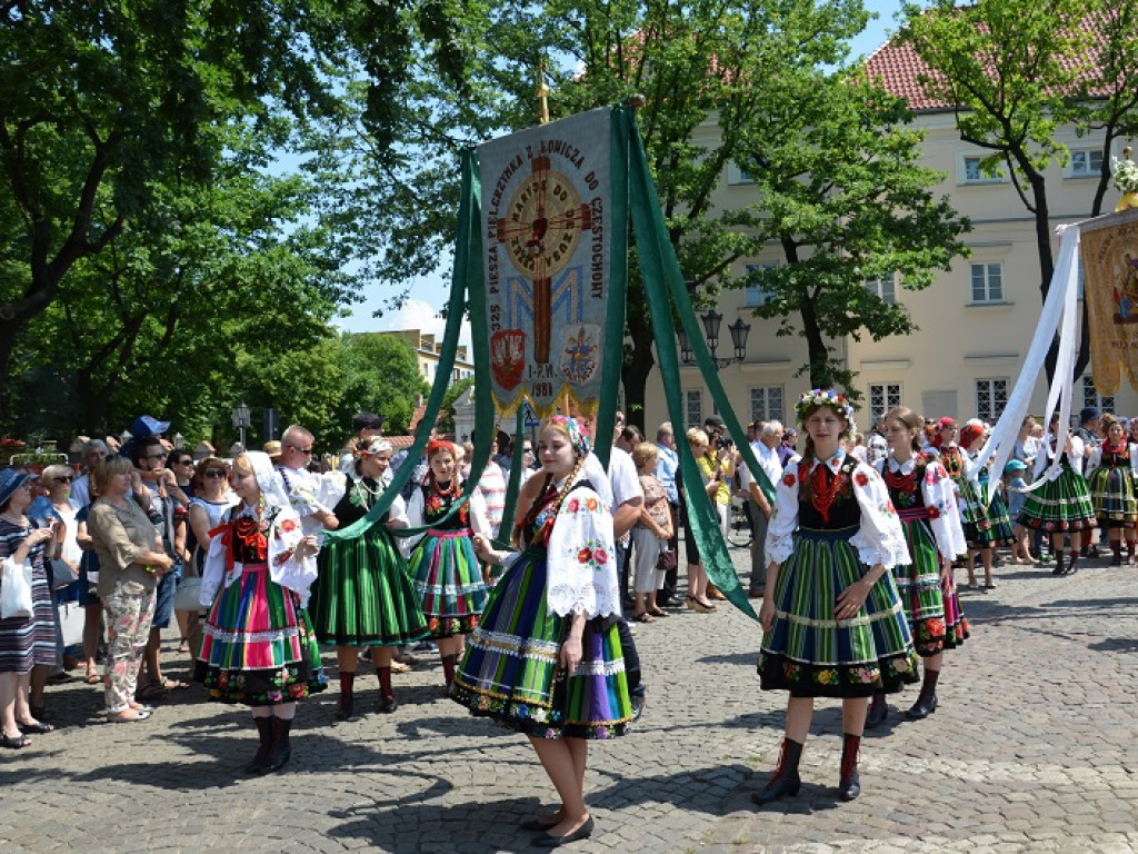 Boże Ciało w Łowiczu: parasole były potrzebne, ale do ochrony przed słońcem