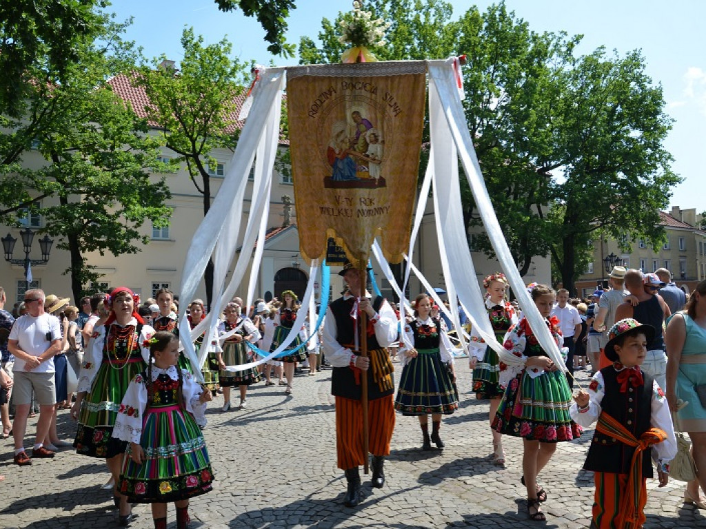 Boże Ciało w Łowiczu: parasole były potrzebne, ale do ochrony przed słońcem