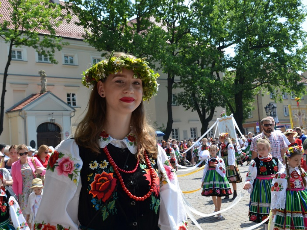 Boże Ciało w Łowiczu: parasole były potrzebne, ale do ochrony przed słońcem