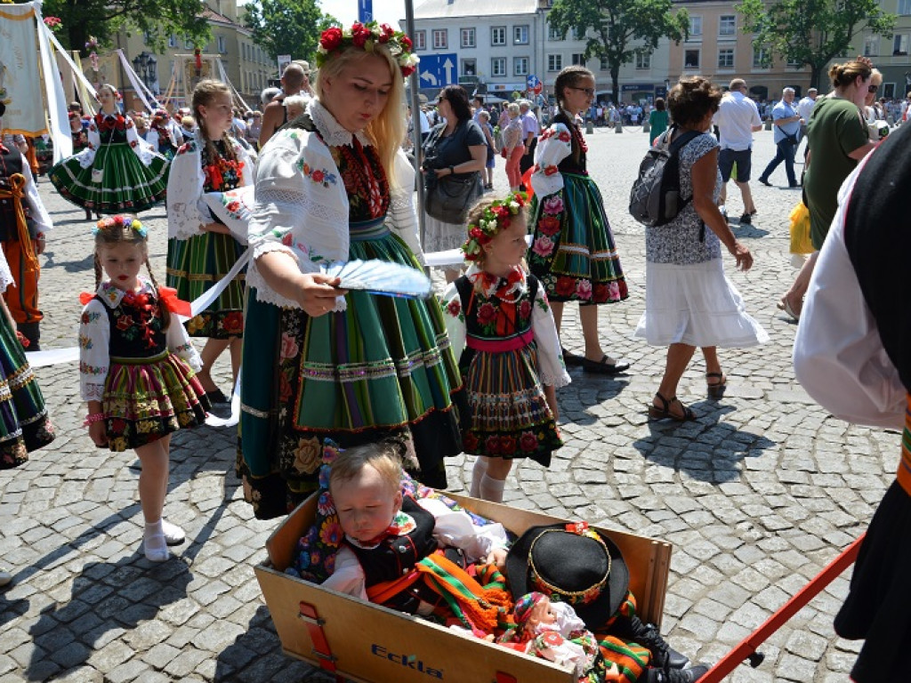 Boże Ciało w Łowiczu: parasole były potrzebne, ale do ochrony przed słońcem