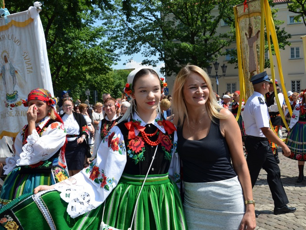 Boże Ciało w Łowiczu: parasole były potrzebne, ale do ochrony przed słońcem