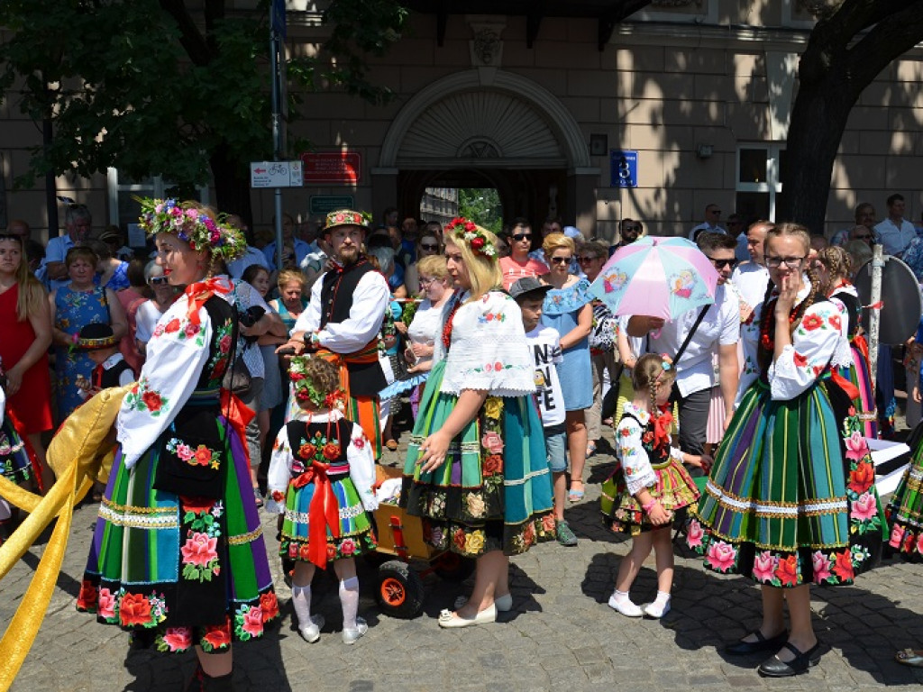 Boże Ciało w Łowiczu: parasole były potrzebne, ale do ochrony przed słońcem