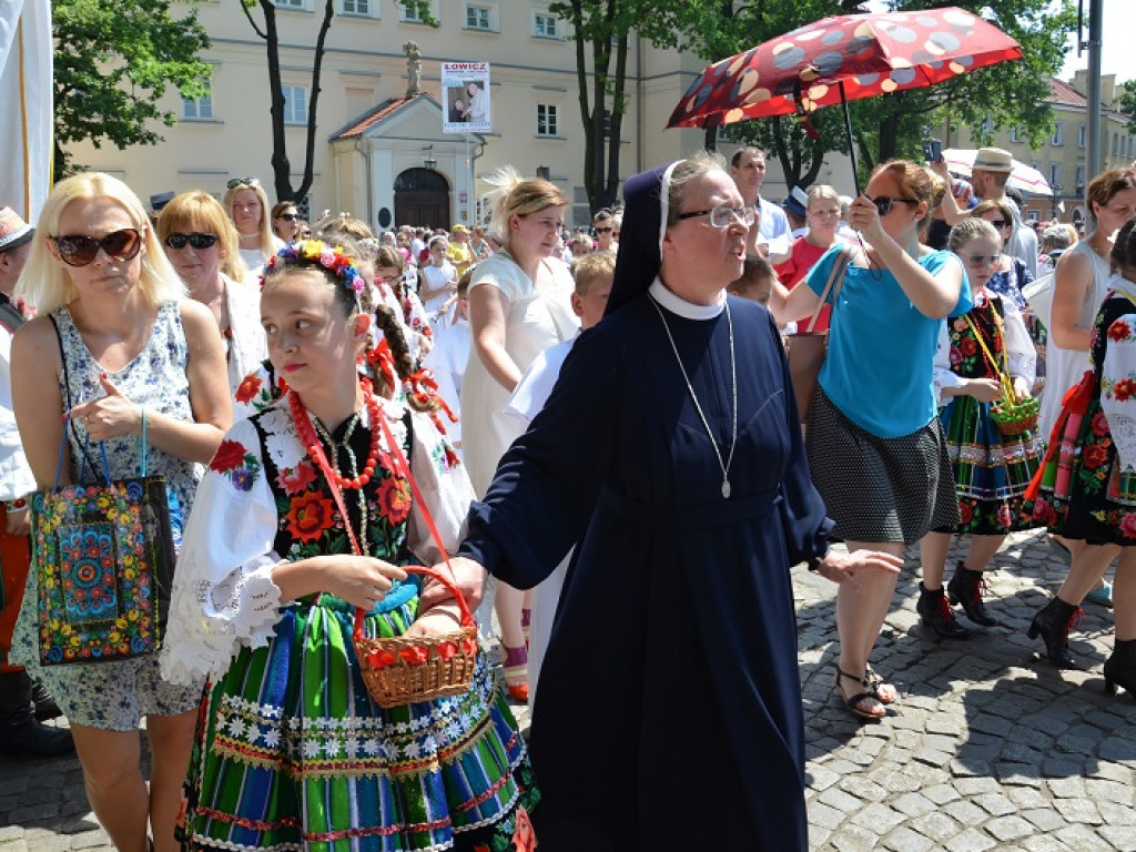 Boże Ciało w Łowiczu: parasole były potrzebne, ale do ochrony przed słońcem