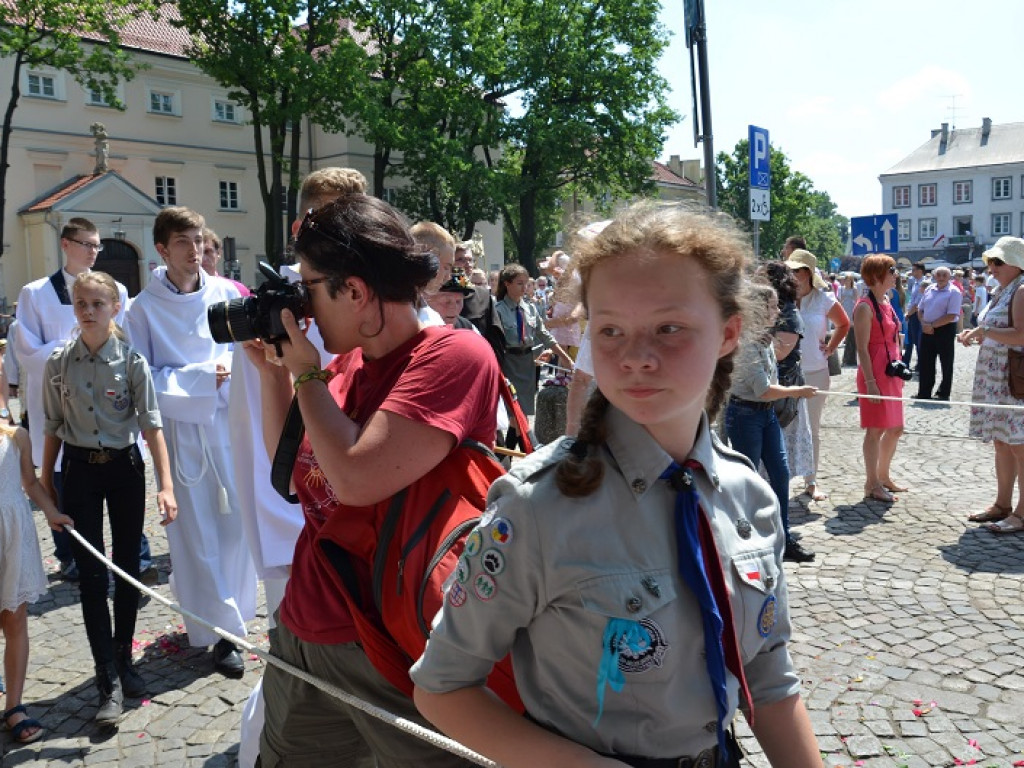Boże Ciało w Łowiczu: parasole były potrzebne, ale do ochrony przed słońcem