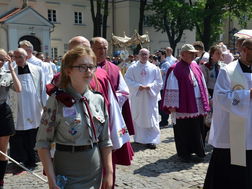 Boże Ciało w Łowiczu: parasole były potrzebne, ale do ochrony przed słońcem