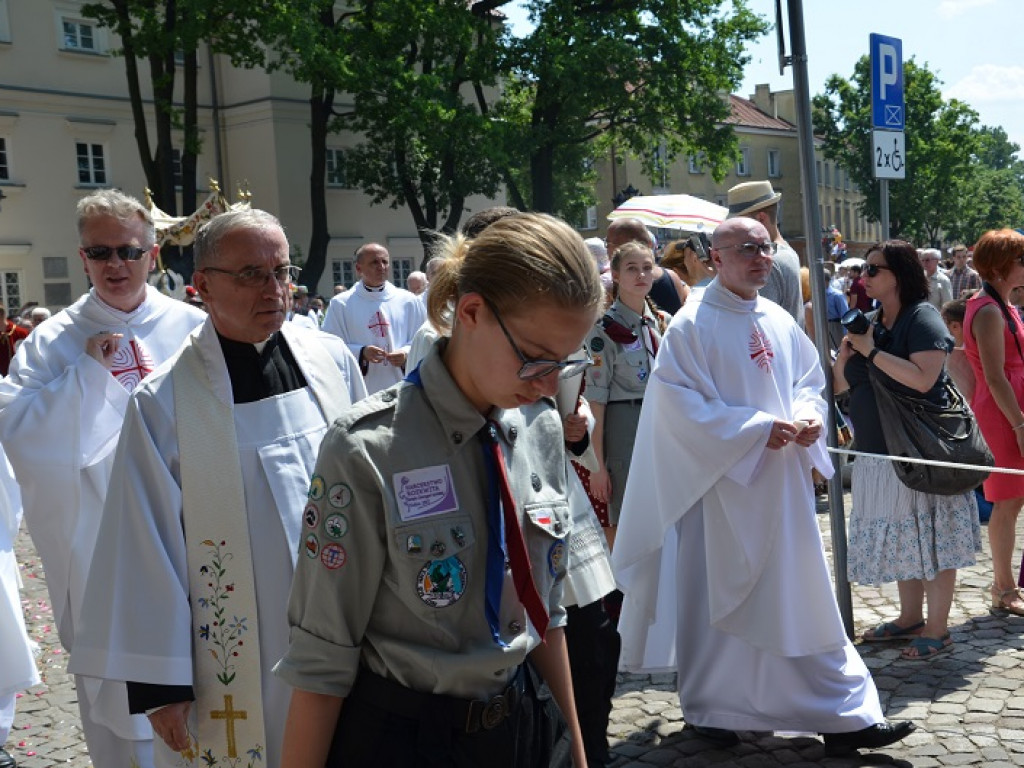 Boże Ciało w Łowiczu: parasole były potrzebne, ale do ochrony przed słońcem