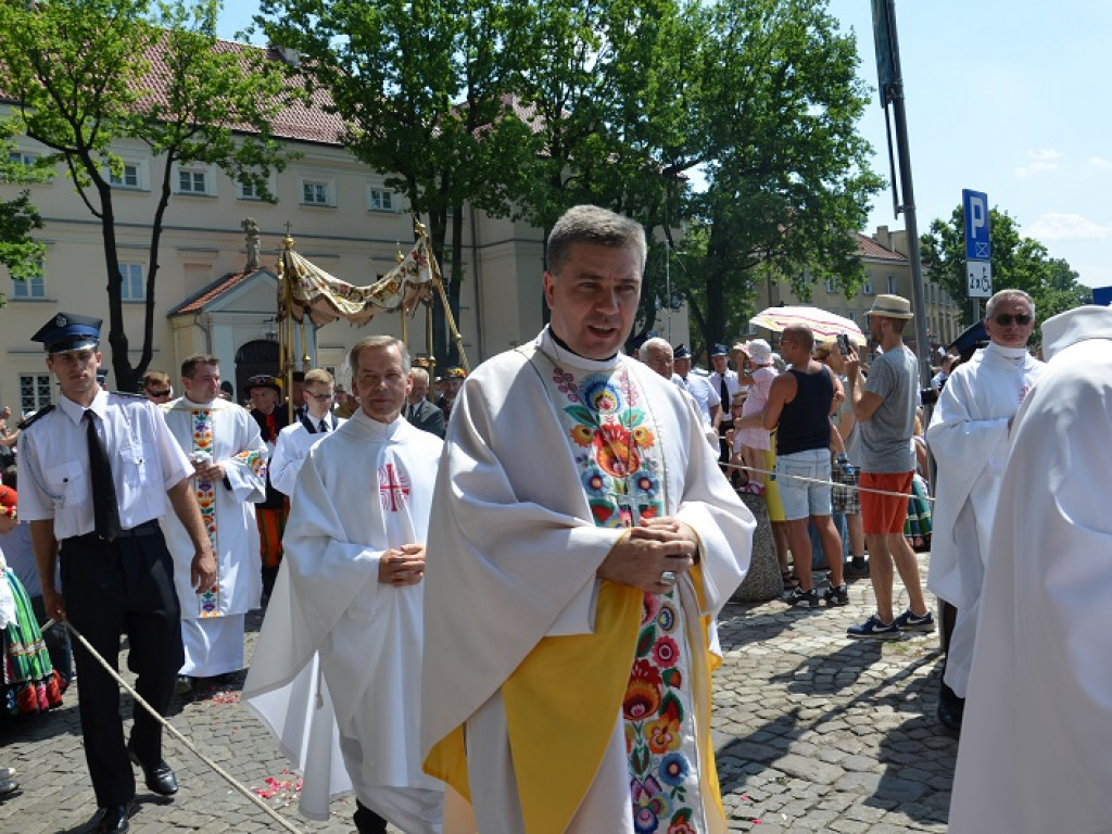 Boże Ciało w Łowiczu: parasole były potrzebne, ale do ochrony przed słońcem