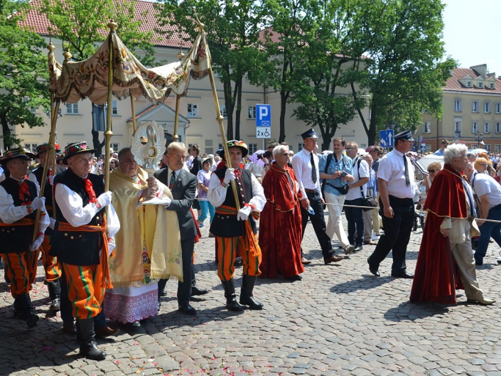 Boże Ciało w Łowiczu: parasole były potrzebne, ale do ochrony przed słońcem