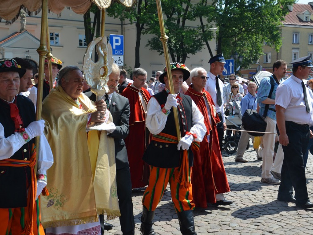 Boże Ciało w Łowiczu: parasole były potrzebne, ale do ochrony przed słońcem
