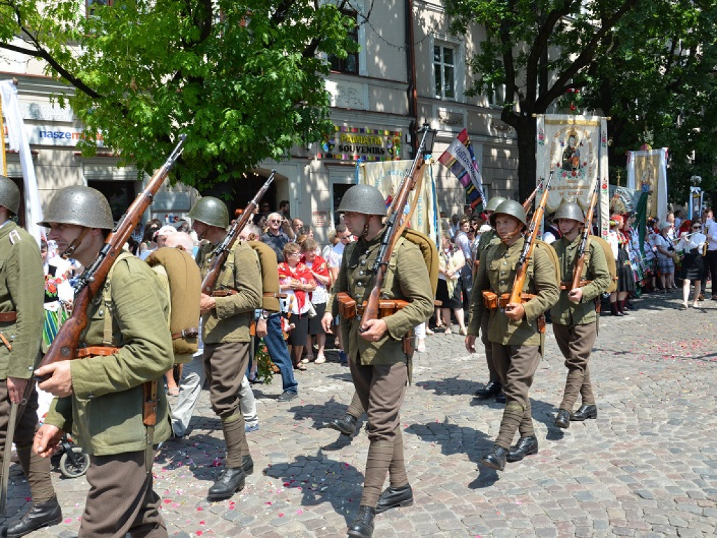 Boże Ciało w Łowiczu: parasole były potrzebne, ale do ochrony przed słońcem