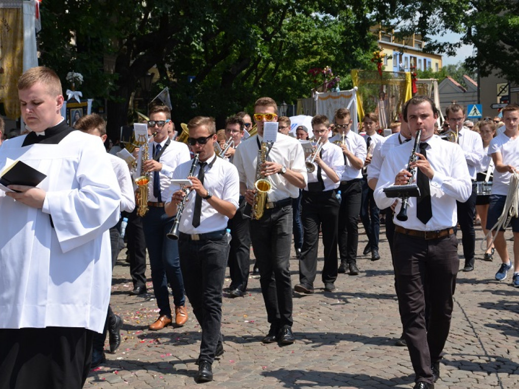Boże Ciało w Łowiczu: parasole były potrzebne, ale do ochrony przed słońcem