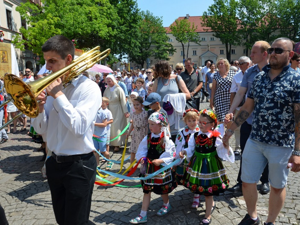 Boże Ciało w Łowiczu: parasole były potrzebne, ale do ochrony przed słońcem