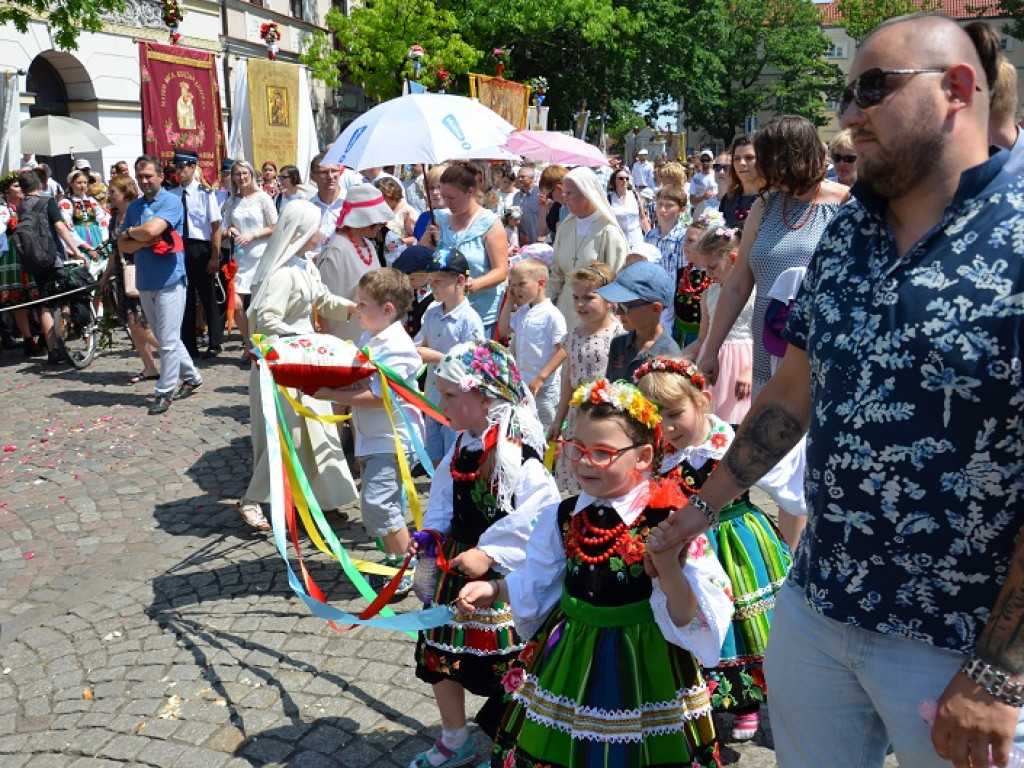 Boże Ciało w Łowiczu: parasole były potrzebne, ale do ochrony przed słońcem