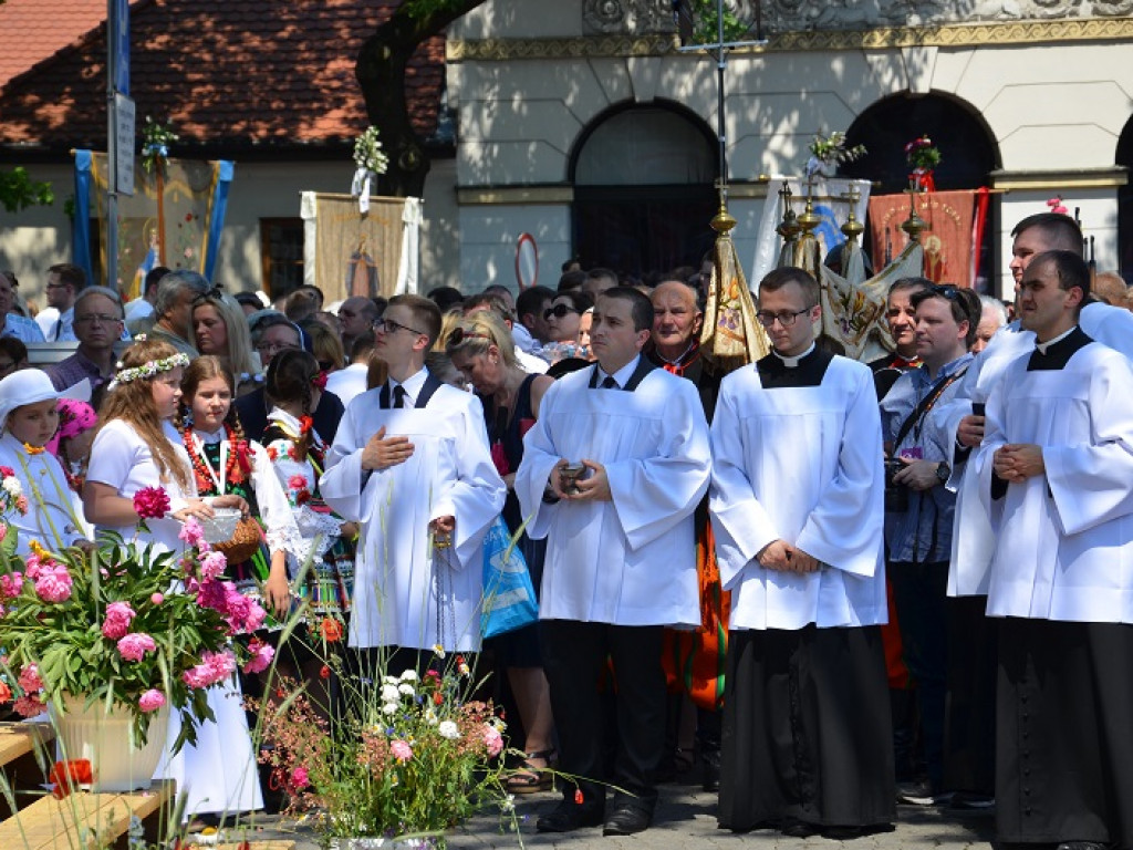 Boże Ciało w Łowiczu: parasole były potrzebne, ale do ochrony przed słońcem