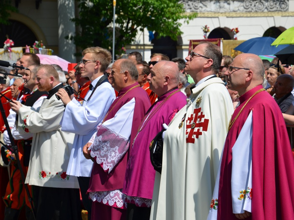 Boże Ciało w Łowiczu: parasole były potrzebne, ale do ochrony przed słońcem