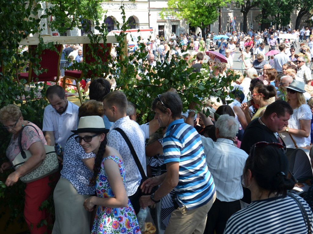 Boże Ciało w Łowiczu: parasole były potrzebne, ale do ochrony przed słońcem