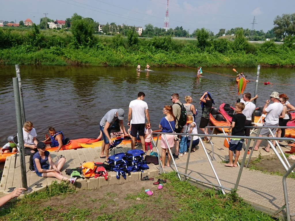 Udany Dzień Dziecka w Kajaku na plaży nad Bzurą