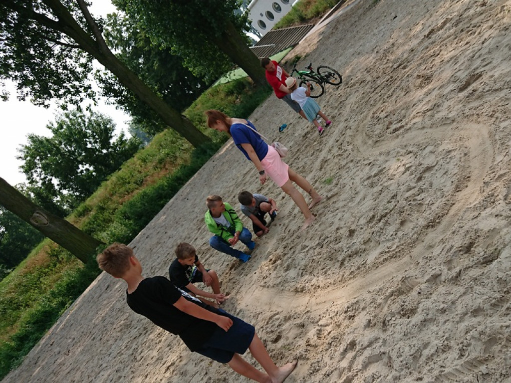 Udany Dzień Dziecka w Kajaku na plaży nad Bzurą