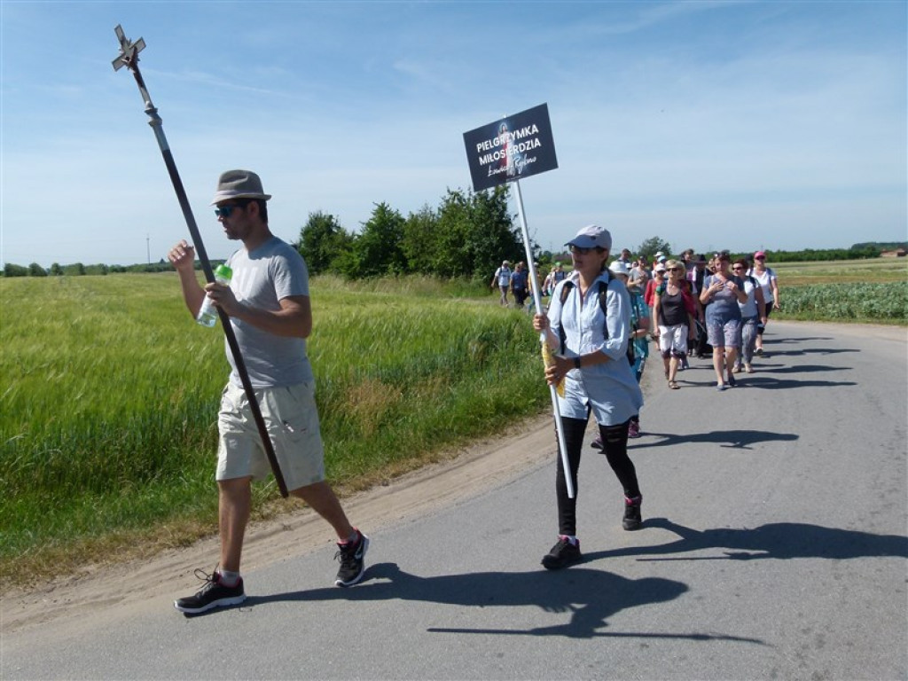 Pielgrzymi z Łowicza idą do Rybna