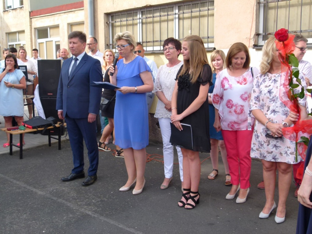 Głowno: gimnazjaliści zatańczyli poloneza