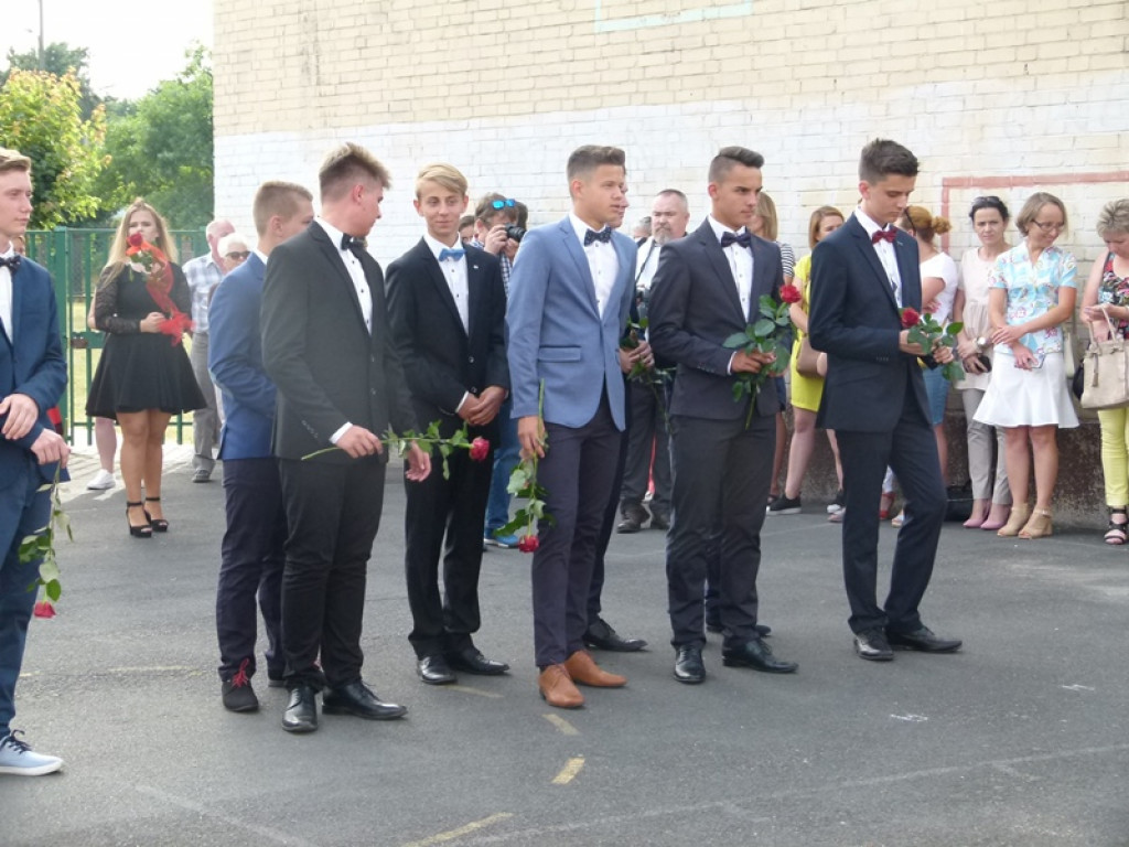 Głowno: gimnazjaliści zatańczyli poloneza
