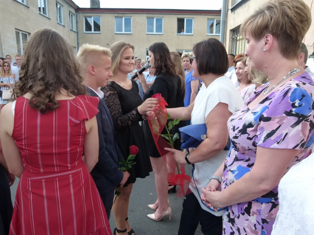 Głowno: gimnazjaliści zatańczyli poloneza