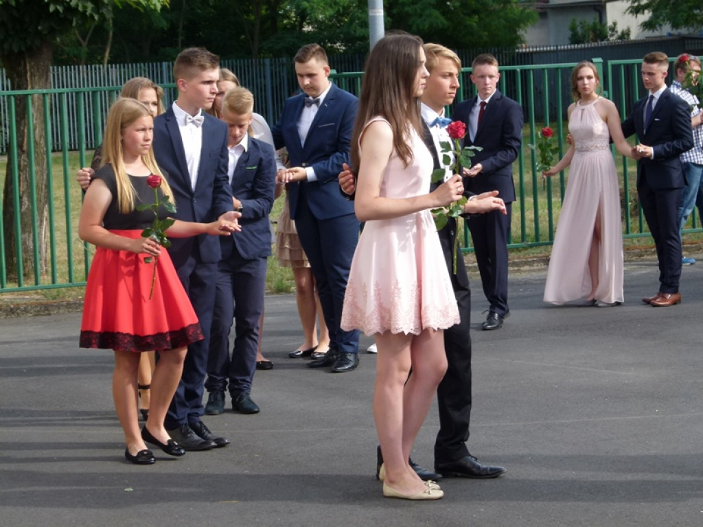 Głowno: gimnazjaliści zatańczyli poloneza