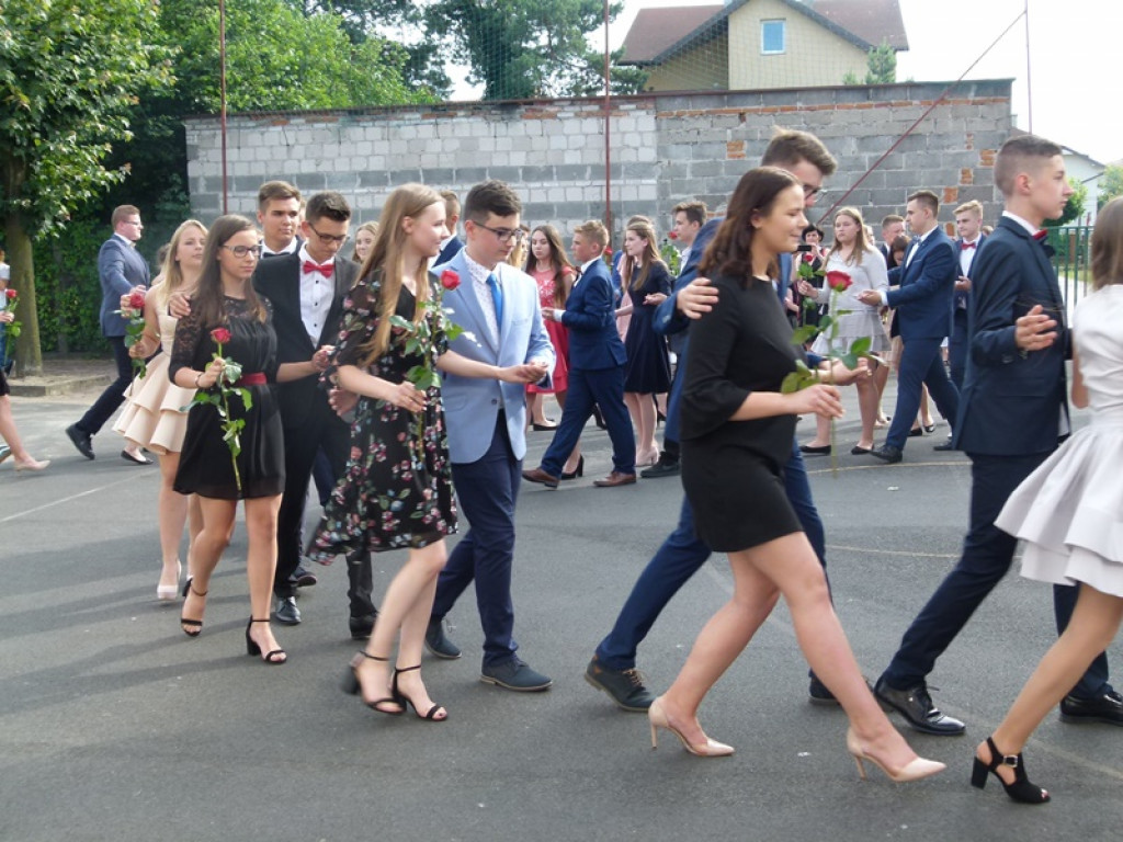 Głowno: gimnazjaliści zatańczyli poloneza