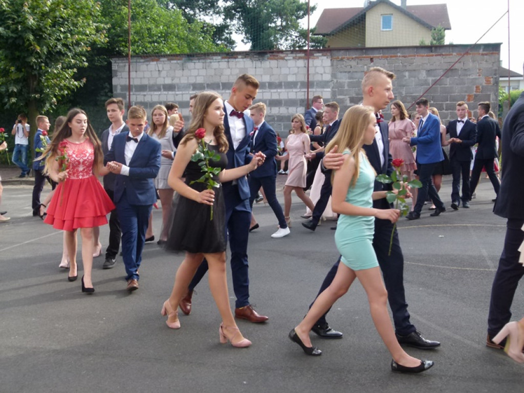 Głowno: gimnazjaliści zatańczyli poloneza