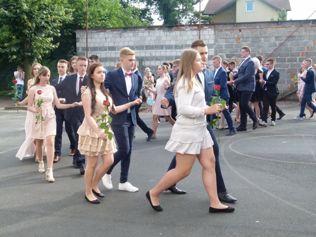 Głowno: gimnazjaliści zatańczyli poloneza