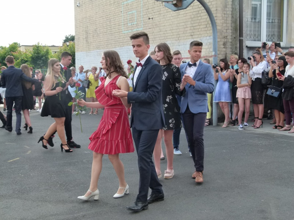 Głowno: gimnazjaliści zatańczyli poloneza
