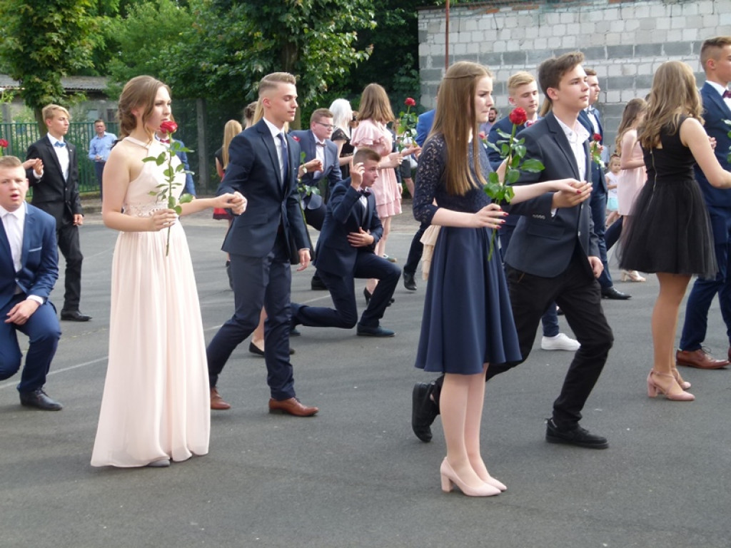 Głowno: gimnazjaliści zatańczyli poloneza