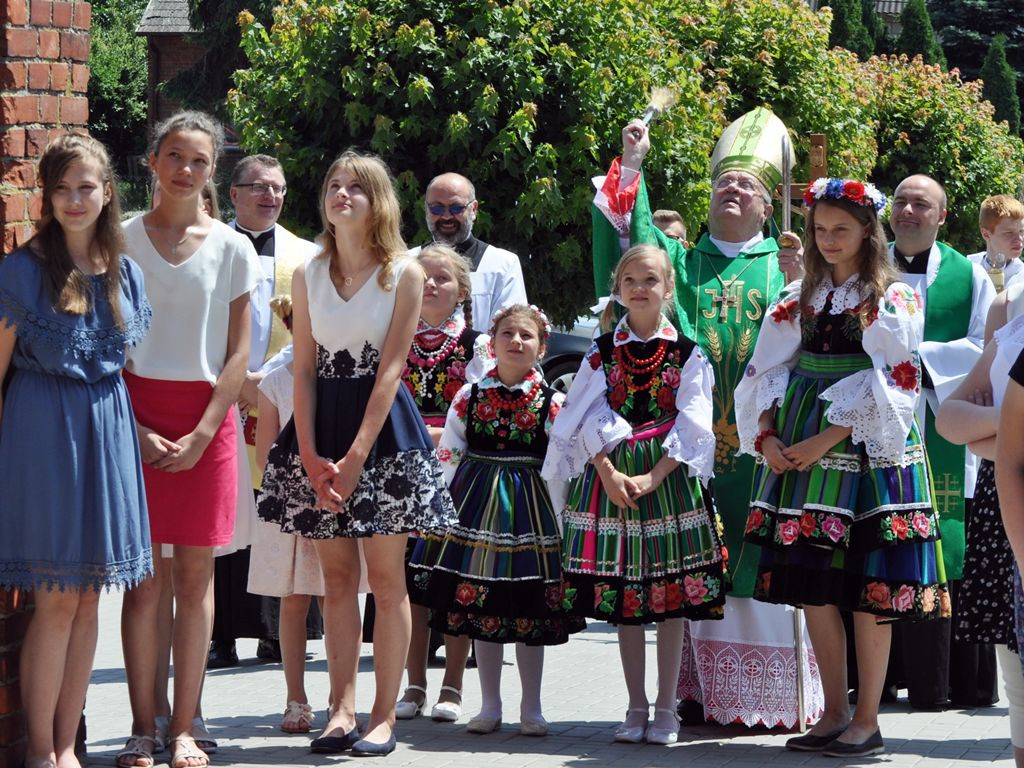 Biskup poświęcił zegar na kościelnej wieży