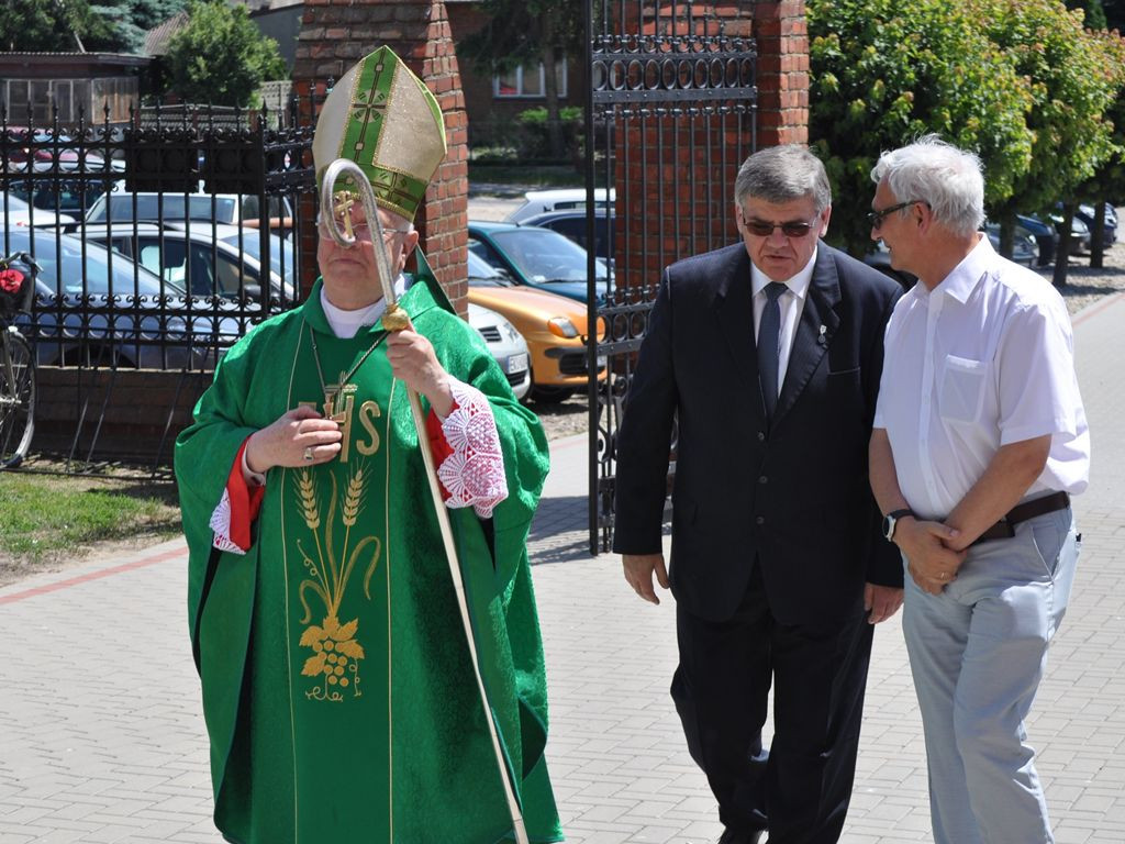 Biskup poświęcił zegar na kościelnej wieży